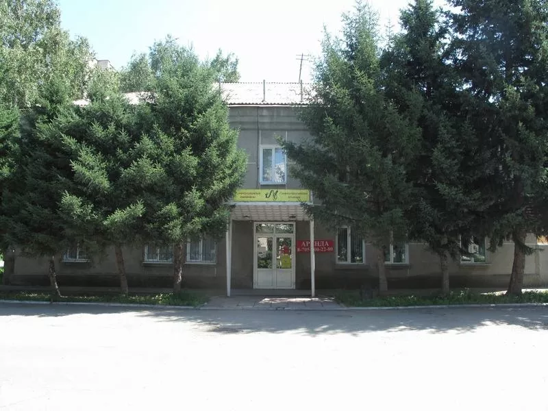 Административное здание с гаражами в центре Усть-Каменогорска