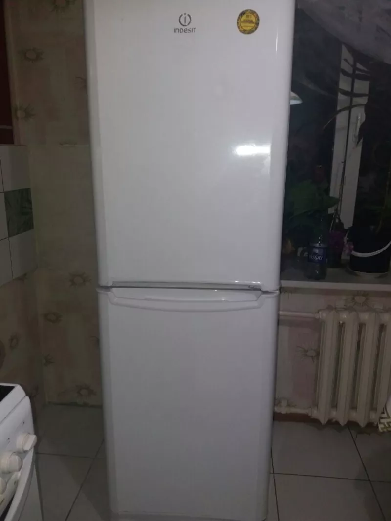продам холодильник Indesit 2х компрессорный.