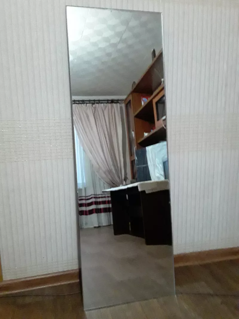 Продам зеркало Размер : Высота -- 1м 20 см.  Ширина -- 40 см.В хорошем состоянииТ +77055274583